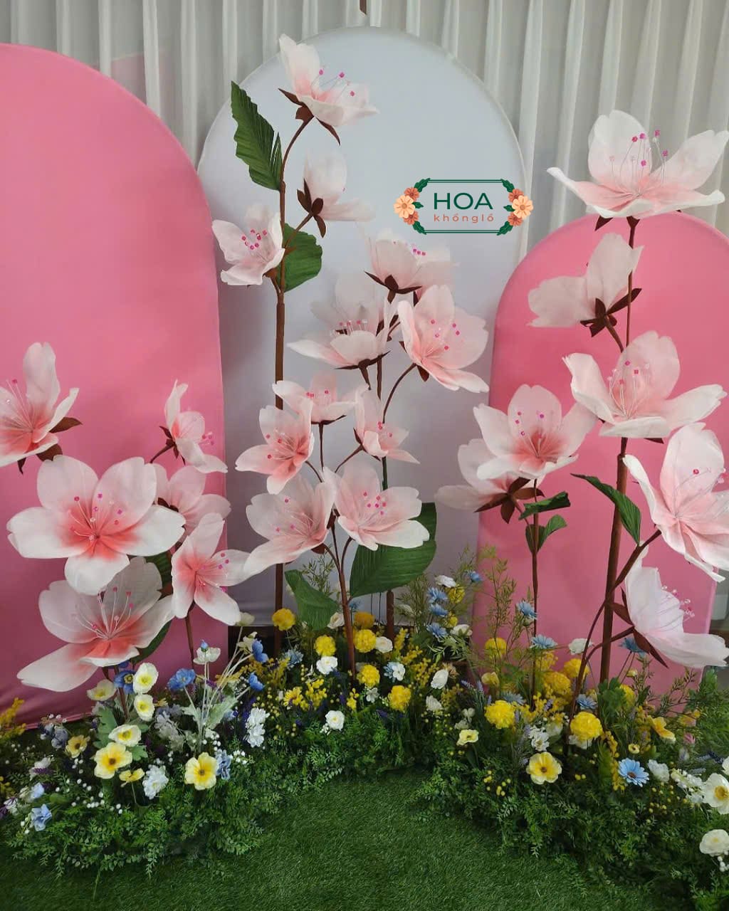 Sét hoa anh đào giấy nhún XH012 – Tuyệt tác decor khổng lồ cho không gian sang trọng 12 Hoa anh đào khổng lồ được chế tác vô cùng tỉ mỉ