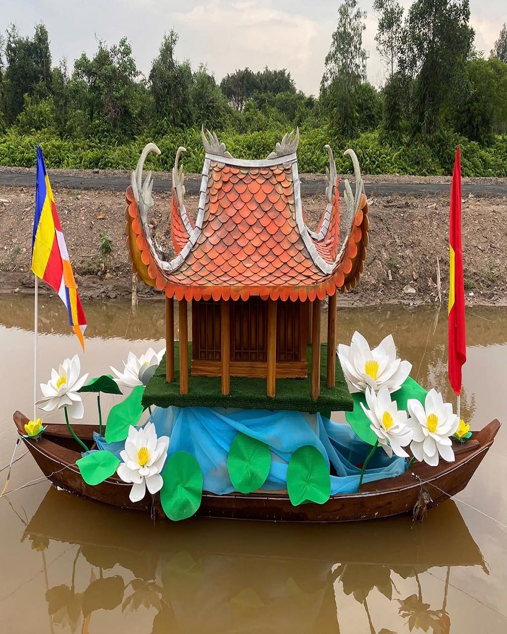 Hoa Sen khổng lồ được trang trí giúp đình chùa gia tăng giá trị thẩm mỹ