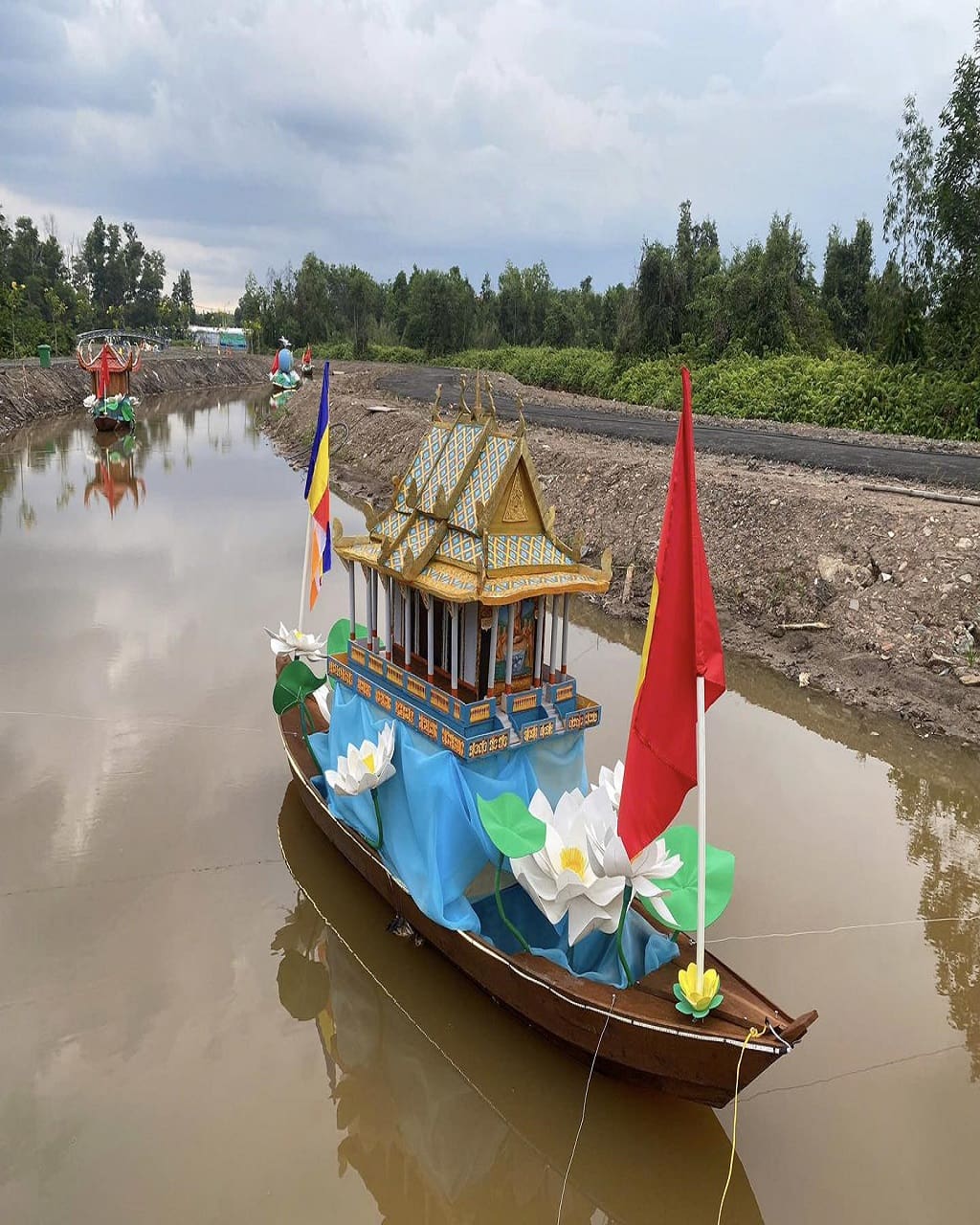 Mẫu Hoa Sen Khổng Lồ Trang Trí Đình Chùa Ngày Lễ Phật Đản & Lễ Vu Lan | Bảng Giá 2026 3 Hoa Khổng Lồ cung cấp rất nhiều mẫu mã, màu sắc hoa Sen khổng lồ