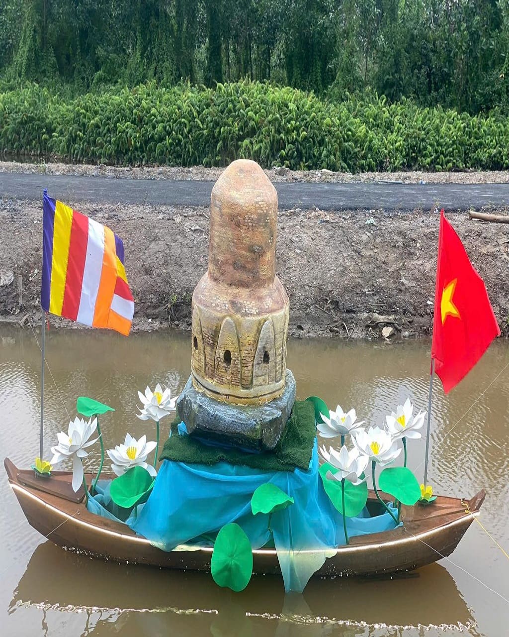 Mẫu Hoa Sen Khổng Lồ Trang Trí Đình Chùa Ngày Lễ Phật Đản & Lễ Vu Lan | Bảng Giá 2026 4 Quy trình chuẩn hóa 5 bước đảm bảo sản phẩm không chỉ đẹp mà còn bền lâu