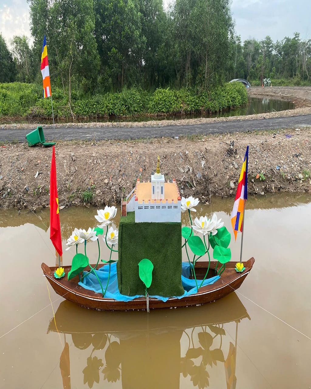 Mẫu Hoa Sen Khổng Lồ Trang Trí Đình Chùa Ngày Lễ Phật Đản & Lễ Vu Lan | Bảng Giá 2026 6 Hoa Khổng Lồ cung cấp bảng giá hoa Sen khổng là chi tiết từng mẫu