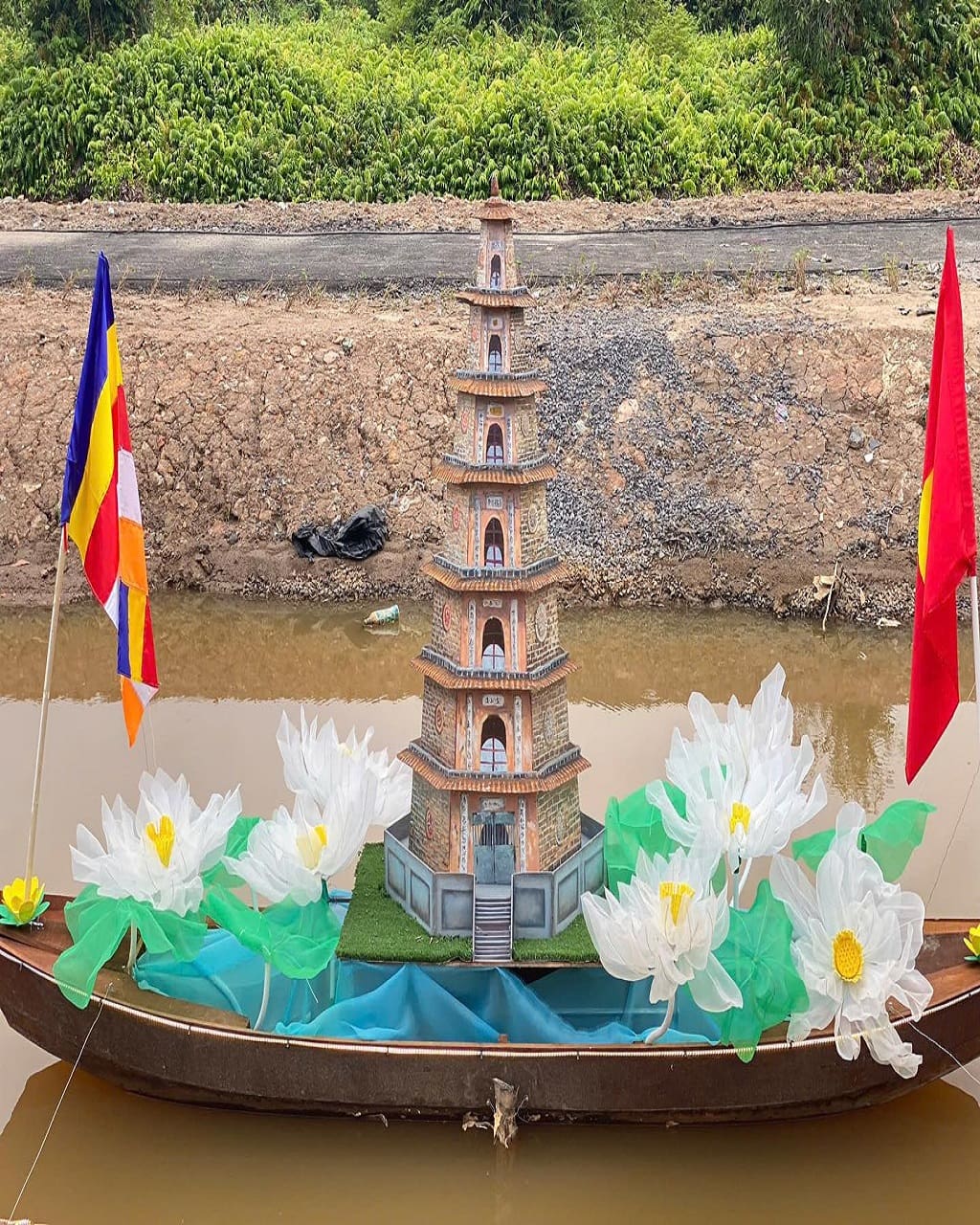 Mẫu Hoa Sen Khổng Lồ Trang Trí Đình Chùa Ngày Lễ Phật Đản & Lễ Vu Lan | Bảng Giá 2026 7 Chỉ cần liên hệ Hoa Khổng Lồ, hoa Sen sẽ đến nhà bạn trong 3 - 5 ngày