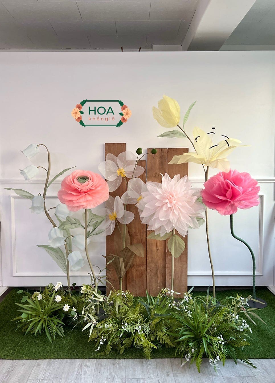 Trang Trí Góc Checkin Quán Cafe Bằng Mẫu Hoa Khổng Lồ Handmade Ấn Tượng 2 Hoa hồng là lựa chọn tuyệt vời cho các quán cafe mang phong cách lãng mạn