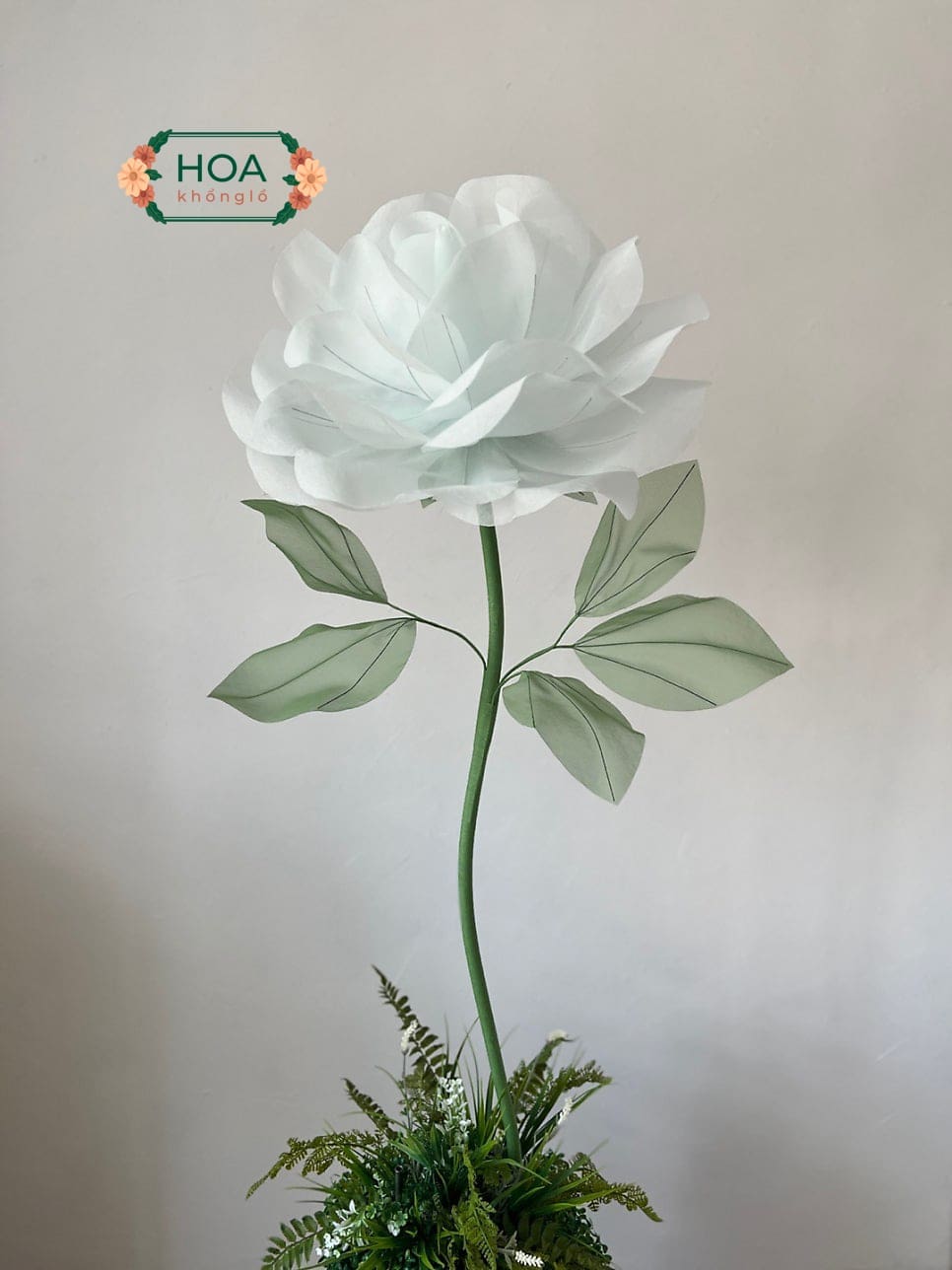 Hoa vải voan khổng lồ giá rẻ - Những mẫu trang trí đẹp & bền 2026 7 So với hoa tươi tự nhiên, hoa vải voan tiết kiệm hơn 80% chi phí