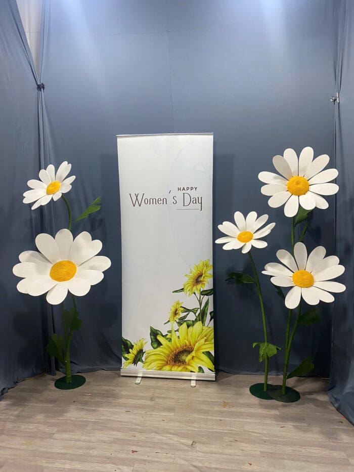 Backdrop trang trí bằng hoa giấy nhún khổng lồ tạo điểm nhấn nổi bật cho tiệc cưới, sự kiện 
