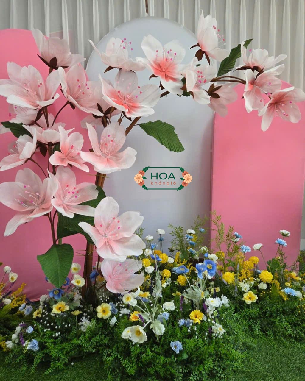 Backdrop trang trí bằng Hoa Khổng Lồ giúp sân khấu trở nên ấn tượng