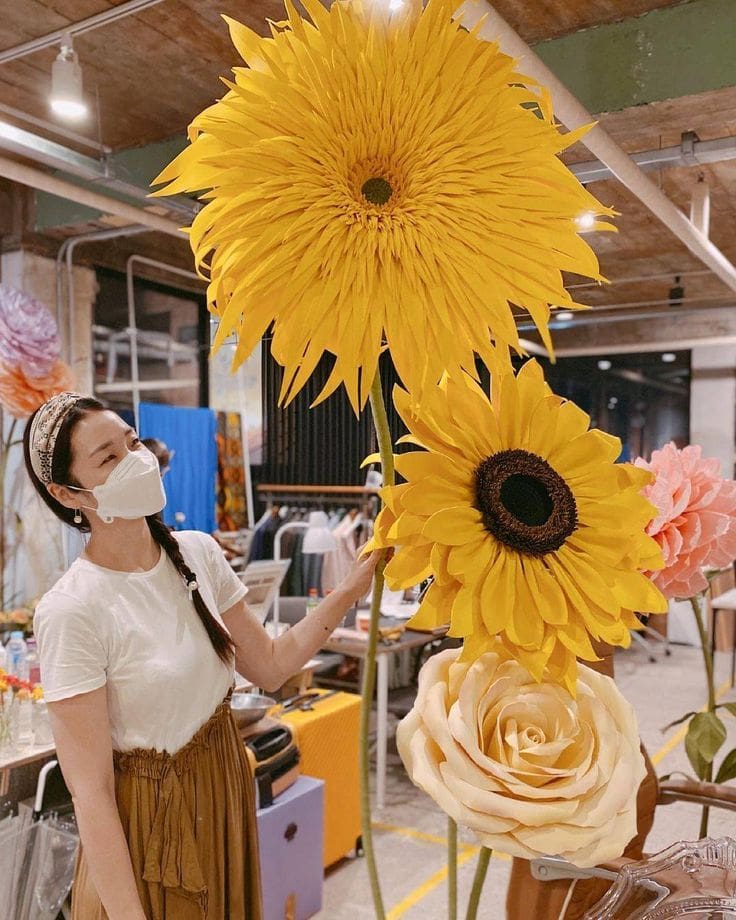10 Mẫu hoa khổng lồ trang trí vào dịp tết 2026 đẹp nhất, sang nhất và hot nhất hiện nay 2 Cụm hoa hướng dương mang lại một nguồn năng lượng vô cùng tích cực - Mẫu Hoa Khổng Lồ trang trí Tết được yêu thích