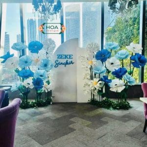 Set hoa giả trang trí sân khấu là giải pháp decor chuyên nghiệp