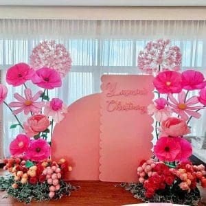 Set hoa giả trang trí sân khấu được thiết kế sang trọng