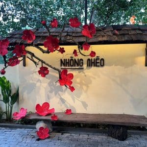 Hoa Đào Khổng Lồ Bằng Mút Xốp - Nghệ Thuật Trang Trí Không Gian Ngày Xuân 17 Hoa đào khổng lồ bằng mút xốp được chế tác thủ công