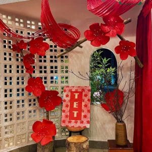 Hoa Đào Khổng Lồ Bằng Mút Xốp - Nghệ Thuật Trang Trí Không Gian Ngày Xuân 16 Hoa đào khổng lồ bằng mút xốp mang lại hiệu ứng thị giác mạnh