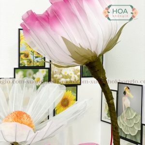 Hoa hồng bằng vải Voan có đèn điện HC108 15 Sự tương phản giữa lớp vỏ mềm mại và bộ khung vững chãi chính là minh chứng cho sự kỳ công trong chế tác tỉ mỉ.