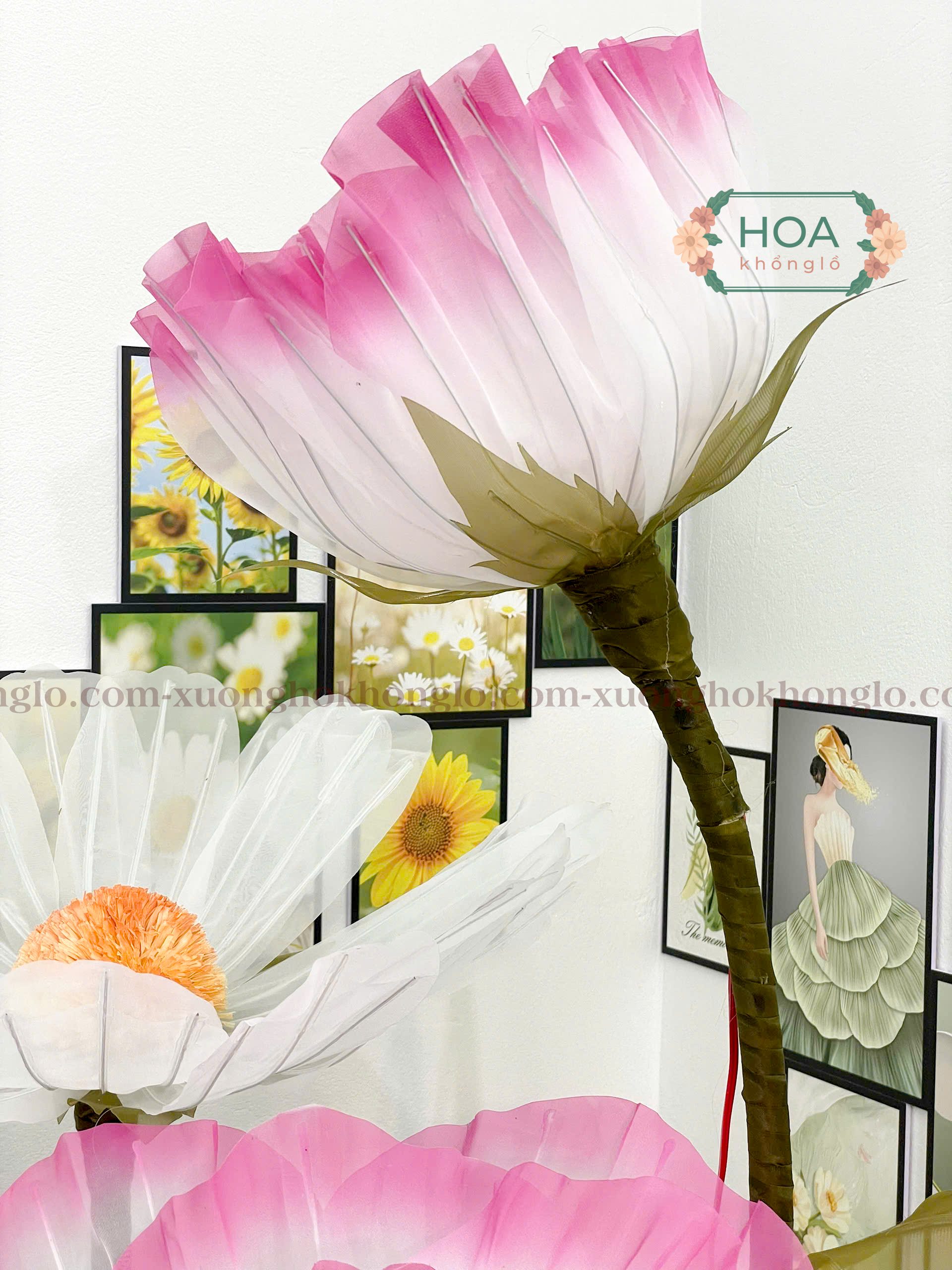 Hoa hồng bằng vải Voan có đèn điện HC108 19 Sự tương phản giữa lớp vỏ mềm mại và bộ khung vững chãi chính là minh chứng cho sự kỳ công trong chế tác tỉ mỉ.