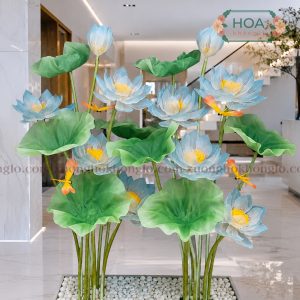 Hoa sen khổng lồ tạo tiểu cảnh nổi bật với hoa, nụ và lá được phối hài hòa